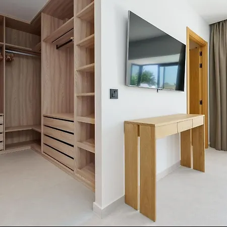 Triplex En Aloha Gardens, 4 Apartment